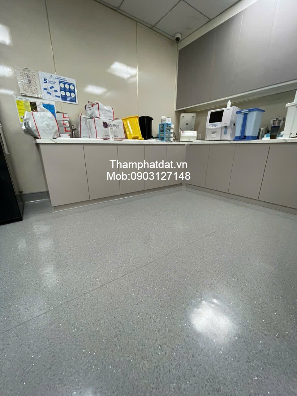 Thi công sàn vinyl kháng khuẩn, wax phủ bóng